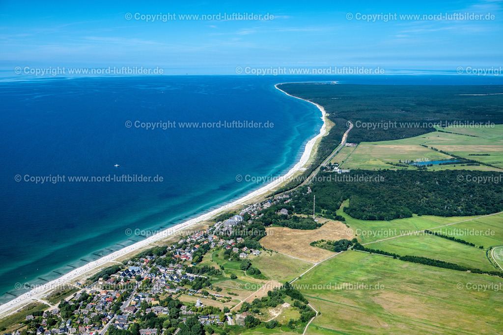 Ahrenshoop_ELS_8784100822 | AHRENSHOOP 10.08.2022 Ortsansicht an der Meeres-Küste der Ostsee in Ahrenshoop an der Ostseeküste im Bundesland Mecklenburg-Vorpommern, Deutschland. Weiterführende Informationen bei: Kurverwaltung Ahrenshoop Eigenbetrieb der Gemeinde Ostseebad Ahrenshoop. // Townscape on the seacoast of Baltic Sea in Ahrenshoop at the baltic sea coast in the state Mecklenburg - Western Pomerania, Germany. Further information at: Kurverwaltung Ahrenshoop Eigenbetrieb der Gemeinde Ostseebad Ahrenshoop. Foto: Martin Elsen