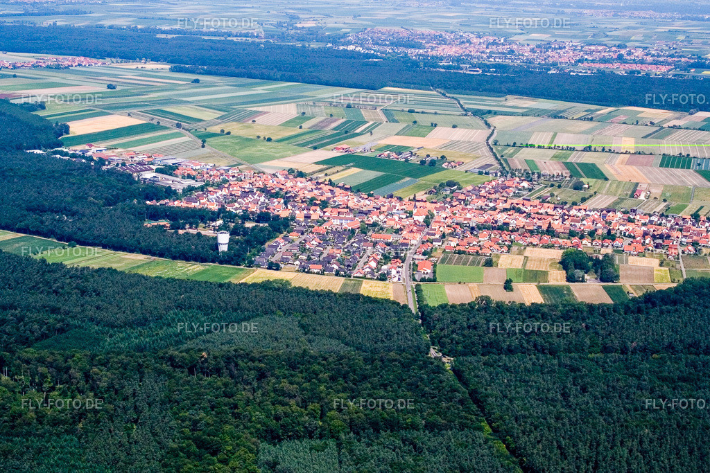 Dorfansicht aus Süden | Luftbild: Dorfansicht aus Süden in Hatzenbühl im Bundesland Rheinland-Pfalz in Deutschland. Foto: IMG_2905.jpg vom 18.06.2006 durch Werner Riehm/FLY-FOTO.de - Realisiert mit Pictrs.com