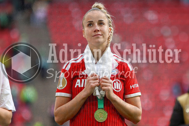 14.05.2026, GER, Fussball, Frauen, DFB-Pokal, Finale, Saison 2025/2026, VfL Wolfsburg - FC Bayern München | Giulia Gwinn (Bayern) schaut mit Medaille um den Hals