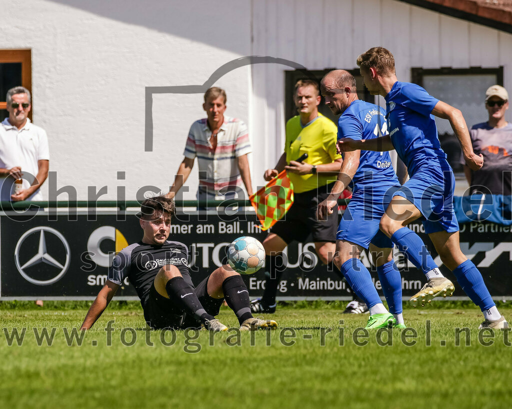 2023-08-12_044_FC_Langengeisling_gegen_ESV_Freilassing | Erding, Deutschland, 12.08.2023:
Fußball, Bezirksliga Oberbayern Ost 2023 / 2024, 4. Spieltag, FC Langengeisling gegen ESV Freilassing, Endergebnis: 2:1

Maximilian Maier (FC Langengeisling, #10), Albert Deiter (ESV Freilassing, #11), Markus Prechtl (ESV Freilassing, #18)

Foto: Christian Riedel / fotografie-riedel.net