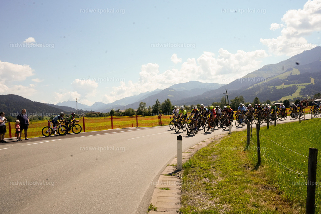 258_20230817_Bewerb_Maenner_Muehlanger | AUT - OESTERREICH, 2023-08-16: SPORT RENNRAD-FAHREN - 55. INTERNATIONALER RADWELTPOKAL IN ST. JOHANN IN TIROL  - Vintage-Radrennen mit WM-Bronze-Medaillen-Siegerin Christina Schweinberger, den Teilnehmer und Alexander Baumann (vom Orginastions-Team) - TAG 2 BEWERB MAENNER IN SECHS GRUPPEN  ; Foto: Roland Muehlanger
