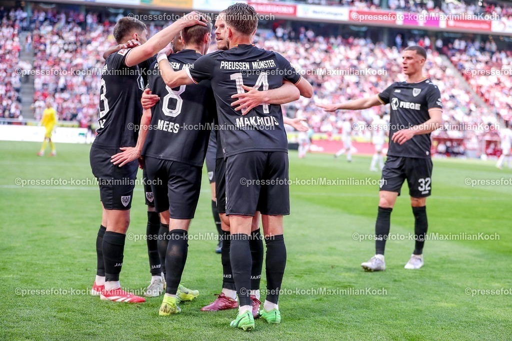 1FC20042501084 | 20.04.2025, Fußball, 1. FC Köln - Preußen Münster, 2.. Fußball Bundesliga, 30. Spieltag, RheinEnergie-STADION, Saison 2024 2025: Torjubel Joshua Mees (Preussen Muenster #08) zusammen mit Charalambos Makridis (Preussen Muenster #14) nach dem Eigentor zum 1:1 durch Timo Hübers (FC Koeln #4) DFB regulations prohibit any use of photographs as image sequences and or quasi-video.