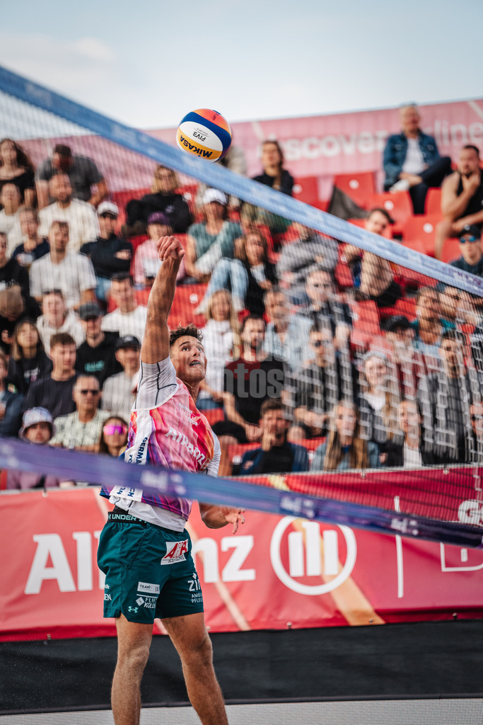 Beachvolleyball | Männer  | Allianz German Beach Tour 2024 | Tourstop Kühlungsborn | 10.08.2024 | Hennes Nissen beim Angriff