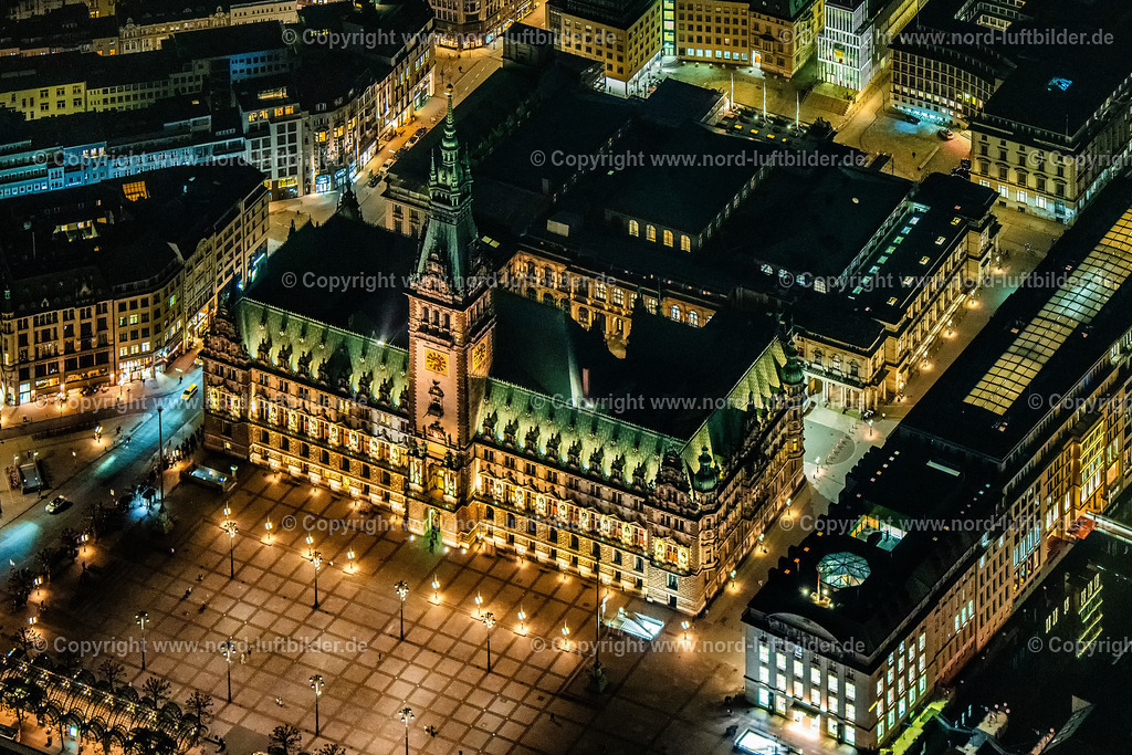 Hamburg_Rathaus_Nachtaufnahme_ELS_7679060325 | HAMBURG 06.03.2025 Nacht- Lichter und Beleuchtung Gebäude des Rathauses der Stadtverwaltung am Marktplatz der Innenstadt in Hamburg, Deutschland. // Night lighting town Hall building of the City Council at the market downtown in Hamburg, Germany. Foto: Martin Elsen