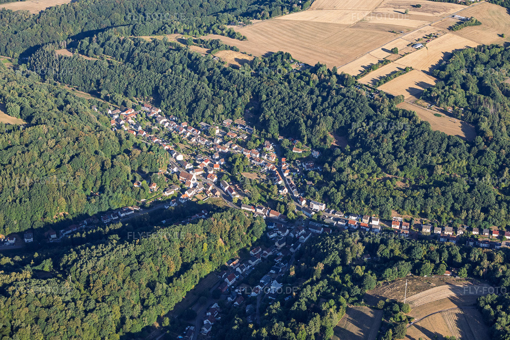 Luftbild: Ortsansicht von Osten im Ortsteil Niedersimten in Pirmasens im Bundesland Rheinland-Pfalz in Deutschland. – Foto: IMG_158557.jpg vom 14.08.2026 durch Werner Riehm/FLY-FOTO.de – Auflösung des Originals: 6000 x 4000 px
