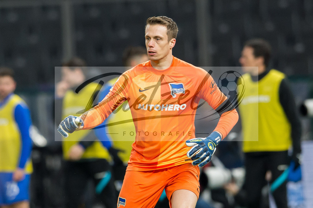 BSCFCB20220123_334 | Fussball, Herren: Torwart Alexander Schwolow (Hertha BSC) schaut bei dem Spiel der 1. Bundesliga zwischen Hertha BSC und FC Bayern Muenchen im Olypiastadion am 23.01.2022 in Berlin, Deutschland.DFB / DFL REGULATIONS PROHIBIT ANY USE OF PHOTOGRAPHS AS IMAGE SEQUENCES AND/OR QUASI-VIDEO. - Realisiert mit Pictrs.com