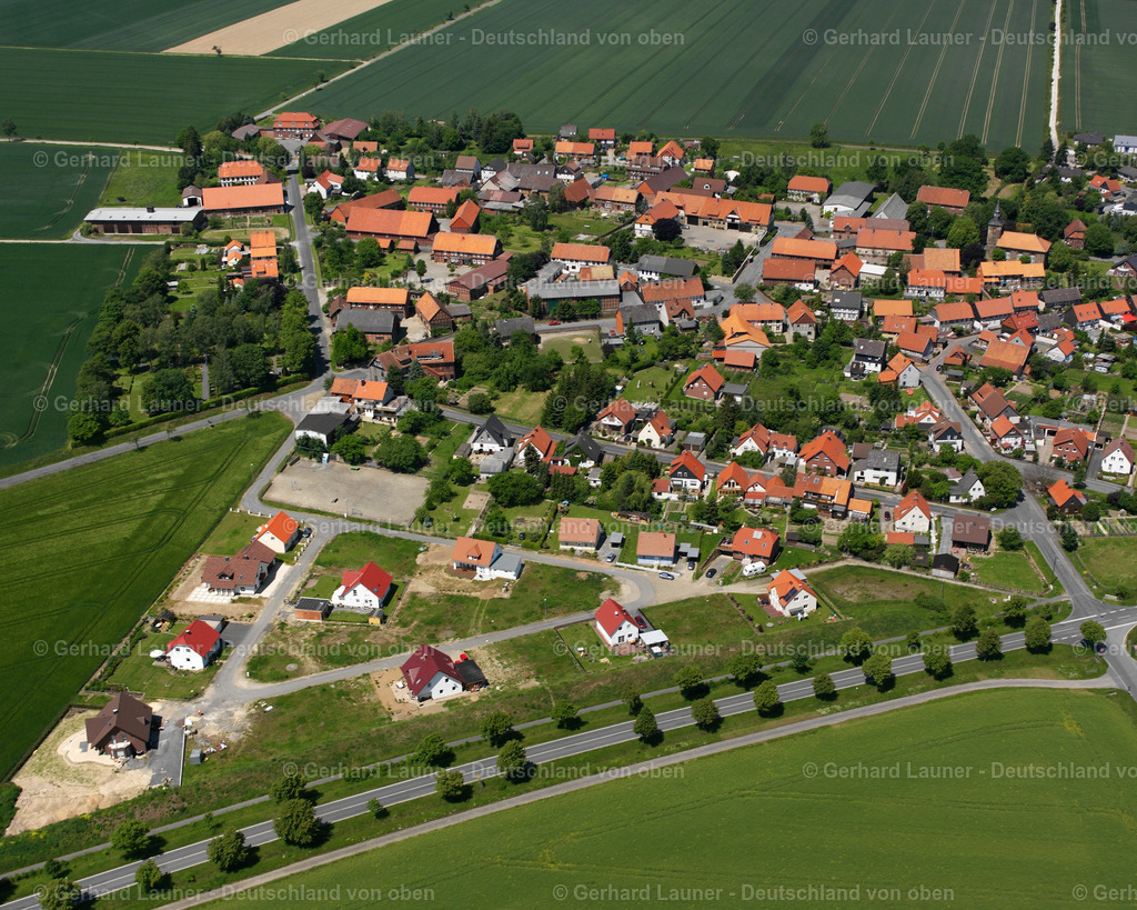 2638251 | BREDELEM 09.06.2006 Landwirtschaftliche Nutzflächen und Feldgrenzen  umsäumen das Siedlungsgebiet des Dorfes in Bredelem im Bundesland Niedersachsen, Deutschland // Agricultural land and field boundaries surround the settlement area of the village  in Bredelem in the state Lower Saxony, Germany Foto: Gerhard Launer