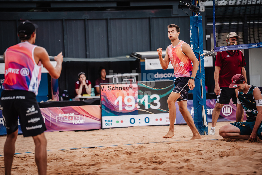 Beachvolleyball | München | Allianz German Beach Tour 2025 | Tourstop München | 03.07.2025 | v.l. Valentin Schneckenburger und Yannick Bibelriether freuen sich