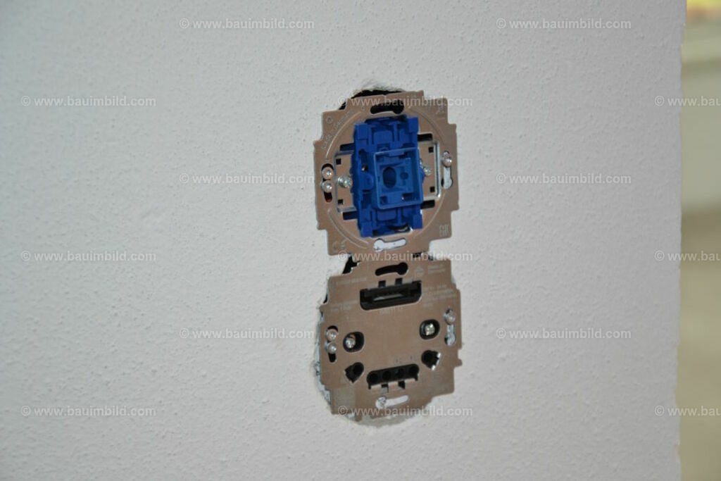 bib-lg17-elektroinstallation-0228 | Nach LV-Leistungsgruppen sortierte Detailfotos über den Bau eines Hauses. Alle Hausbau-Bilder direkt vom Urheber und Autor der Website Haus-Selber-Bauen.com