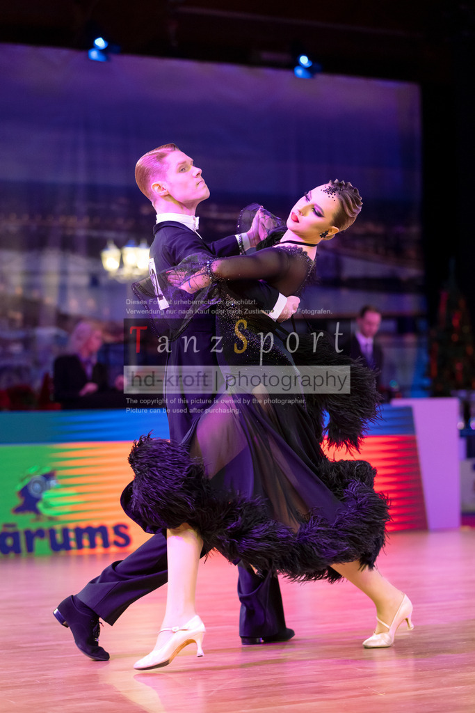 20241215_WDSF_Int_Open_Std-Riga-9176 | Tanzsportbilder, Standardtanz, Lateintanz, WDSF, DTV, LTVB, dancecomp, goc, hessen tanzt, blaues band der spree, walzer, tango, wiener walzer, slowfox, quickstepp, samba, rumba, cha-cha-cha, paso doble. jive, hd-kroft photography, turniertanzsport