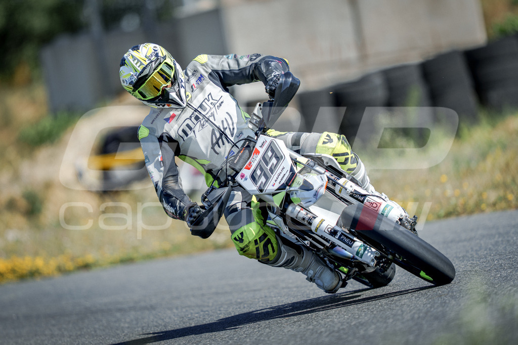 SuperMoto_Staatsmeisterschaft_Fuglau-252 | GRIPcapture steht für authentische Sportfotografie in Österreich – für Momente, die mehr sind als Geschwindigkeit oder Ergebnis. Es geht um Emotion, Spannung, Fokus und den Augenblick, der oft nur einen Wimpernschlag dauert.Ob Motorsport, Teamsport oder 