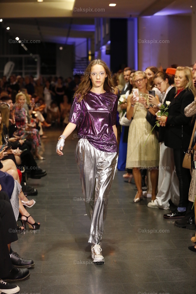 Deutschland: Fashionshow Silvermagic der brasilianischen Designerin Aline CELI während der Fashion Week Berlin | 08.09.2022, Berlin, Deutschland, Models laufen bei der Modenschau Silvermagic der brasilianischen Designerin Aline CELI während der Fashion Week Berlin im Autohaus König am 8. September 2022 in Berlin, Deutschland, über den Laufsteg.