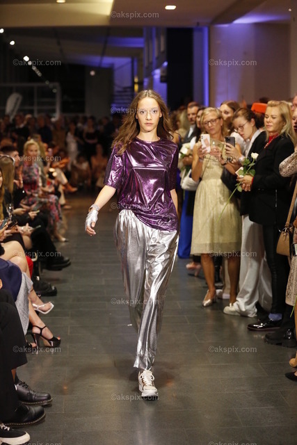 Deutschland: Fashionshow Silvermagic der brasilianischen Designerin Aline CELI während der Fashion Week Berlin | 08.09.2022, Berlin, Deutschland, Models laufen bei der Modenschau Silvermagic der brasilianischen Designerin Aline CELI während der Fashion Week Berlin im Autohaus König am 8. September 2022 in Berlin, Deutschland, über den Laufsteg.