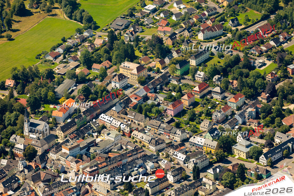 Das Luftbild zeigt : Stadtkern Wunsiedel - Die Luftaufnahme wurde 2023 vom UL-Flugzeug aus erstellt ( keine Drohne ) - Hochauflösende Luftaufnahme - Für grossformatige Ausdrucke geeignet. Die Geschenkidee !Mit Lizenz und Bildrechte bestellbar