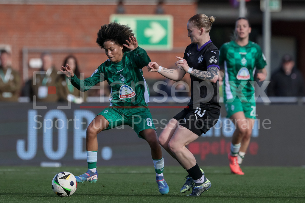 Fussball, Google Pixel Frauen-Bundesliga, SV Werder Bremen - SGS Essen | v.li.: Amira Arfaoui (SV Werder Bremen, 8) und Natasha Kowalski (SGS Essen, 10) im Zweikampf, Duell, Dynamik, Aktion, Action, Spielszene