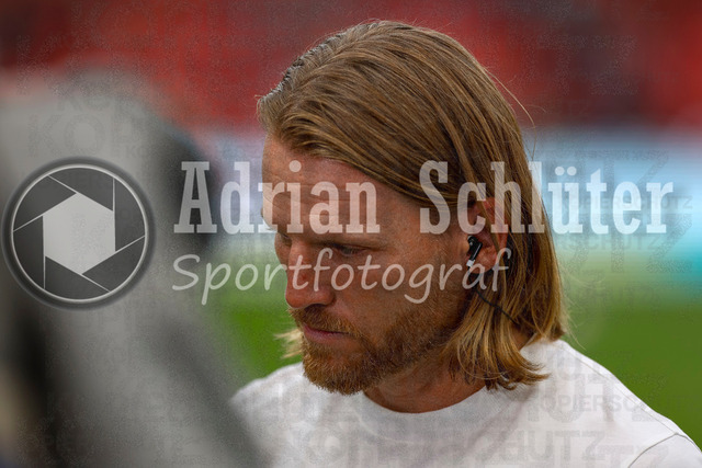 Bayer 04 Leverkusen vs Borussia Mönchengladbach - Bundesliga  | Leverkusen, Deutschland, 21.09.25:   Trainer Eugen Polanski (Borussia Mönchengladbach) schaut waehrend des Spiels der Bundesliga zwischen  Bayer 04 Leverkusen vs Borussia Mönchengladbach in der BayArena(Foto von Brauer-Fotoagentur / Adrian Schlueter)