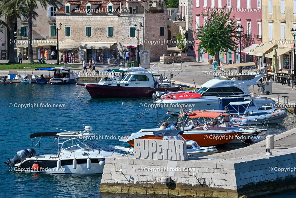 Kroatien_ Brac_ Insel in Dalmatien_ Supetar_ 21.07.2025-5 | 21.07.2025, Kroatien, HRV, Brac, Insel in Dalmatien, Supetar im Bild Themenbild, Supetar, Stadt in der Gespanschaft Split-Dalmatien auf der Insel Brac, Hafen, Hafeneinfahrt, Boote, Feature, Symbolbild