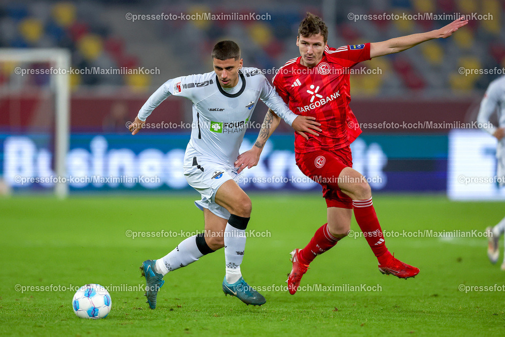 Due09112401016 | 09.11.2024, Fußball, Fortuna Düsseldorf - SC Paderborn 07, 2. Bundesliga, Merkur Spiel-Arena, Saison 2024 2025: Zweikampf zwischen Koen Kostons (Paderborn #10) und Marcel Sobottka (Fortuna Düsseldorf #31)DFB regulations prohibit any use of photographs as image sequences and or quasi-video.