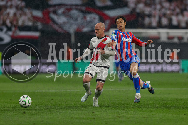 27.05.2026, EUR, Fussball, Herren, Conference League Finale, Saison 2025/2026, Crytsal Palace F.C. - Rayo Vallecano de Madrid | Isi Palazon (Rayo Vallecano, #7) und Daichi Kamada (Crystal Palace, 18) im Kampf um den Ball