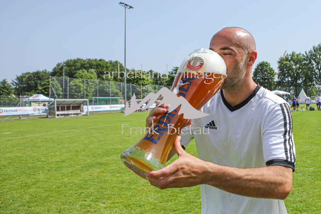 OE7A0523 | die Szenen nach dem Spiel, Feiern mit Erdinger
