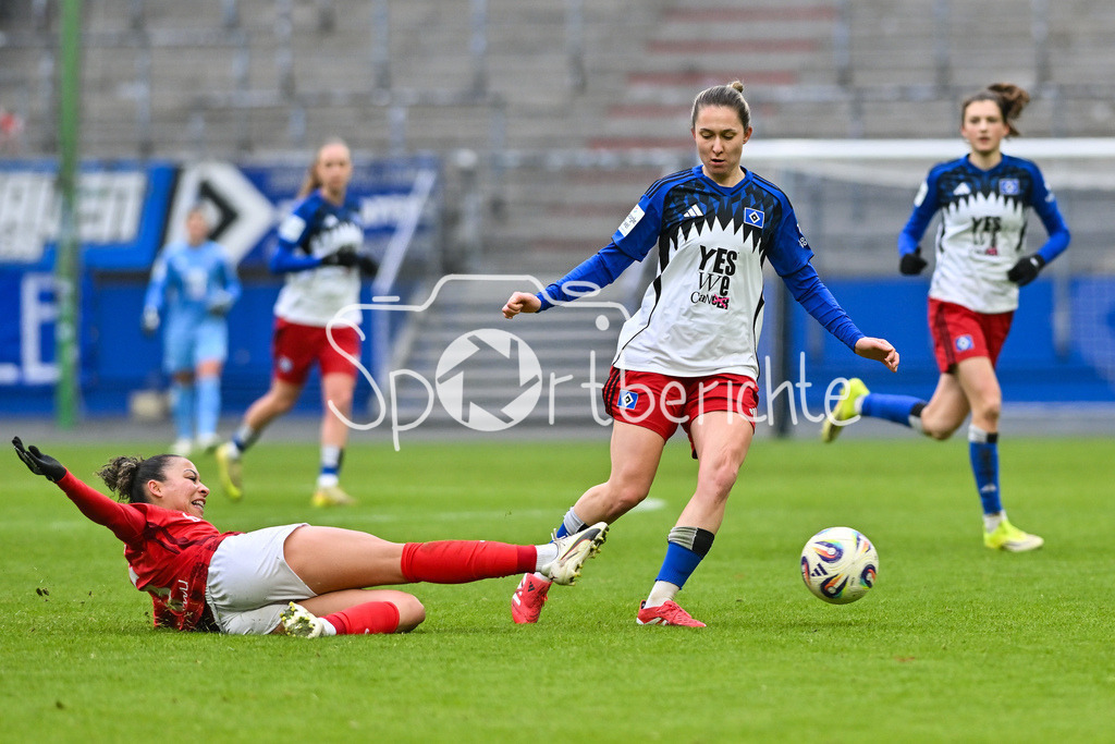 Hamburger SV - SC Freiburg | HAMBURG, GERMANY - 01. FEBRUARY: im Duell Nicole OJUKWU (SC Freiburg Frauen 6) und Maria MIKOLAJOVA (Hamburger SV Frauen 27) während dem Match zwischen dem Hamburger SV und dem SC Freiburg am 16. Spieltag der Google Pixel Frauen-Bundesliga im Volksparkstadion