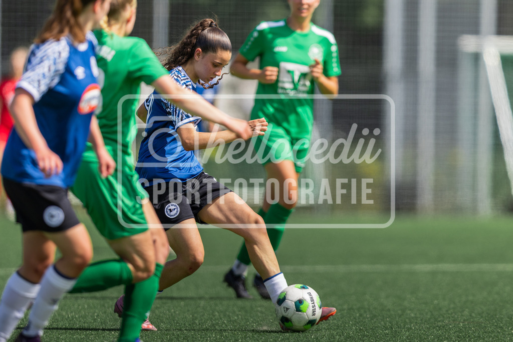 Fußball I Frauen I Freundschaftsspiel I DJK Arminia Ibbenbüren - DSC Arminia Bielefeld I 14899 | Rim Meliani (20, DSC Arminia Bielefeld) im Zweikampf - Realisiert mit Pictrs.com