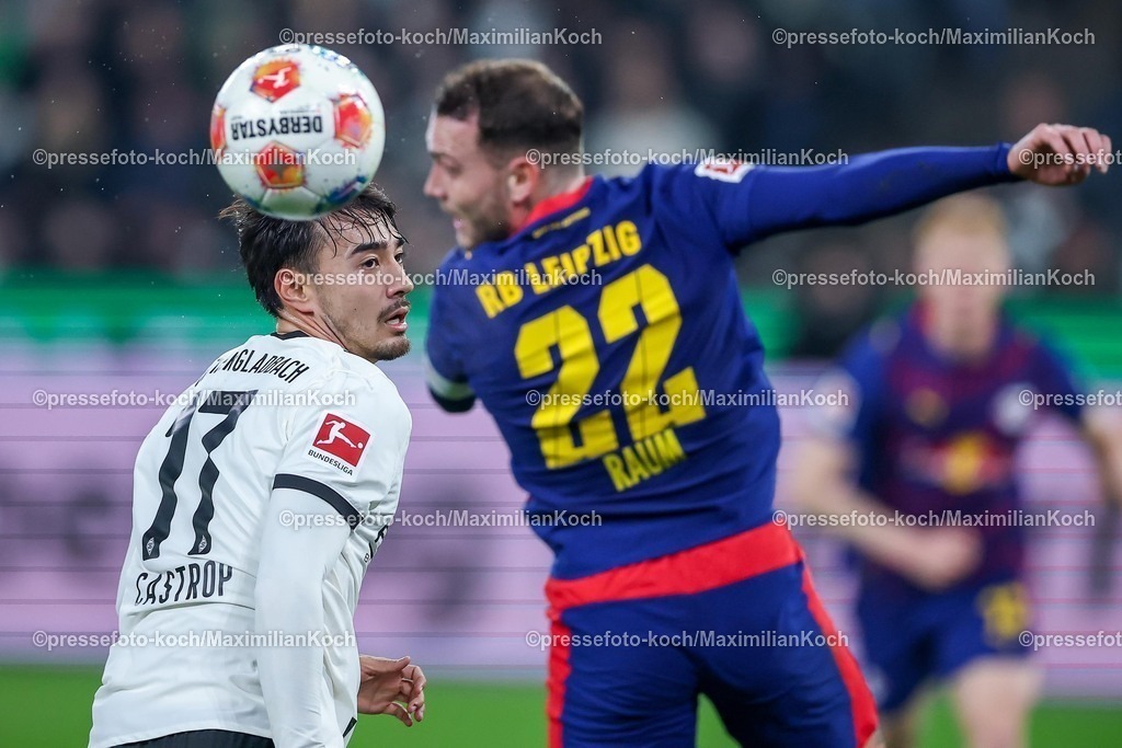BMG28112501043 | 28.11.2025, Fußball, Borussia Mönchengladbach - RB Leipzig, 1. Fußball Bundesliga, 12.Spieltag, Borussia-Park, Saison 2025 2026: Jens Castrop (Borussia Mönchengladbach #17) schaut dem Ball hinterher den David Raum (RB Leipzig #22) beim kopfball erobert hat DFB regulations prohibit any use of photographs as image sequences and or quasi-video.