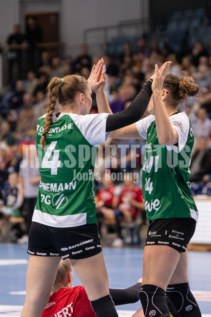 Handball I Frauen I Saison 2025-2026 I 1. HBF I 17. Spieltag I VFL Oldenburg - Thüringer HC I 0270 | Toni-Luisa Reinemann (4, VfL Oldenburg) und Marie Steffen (14, VfL Oldenburg) - Realisiert mit Pictrs.com