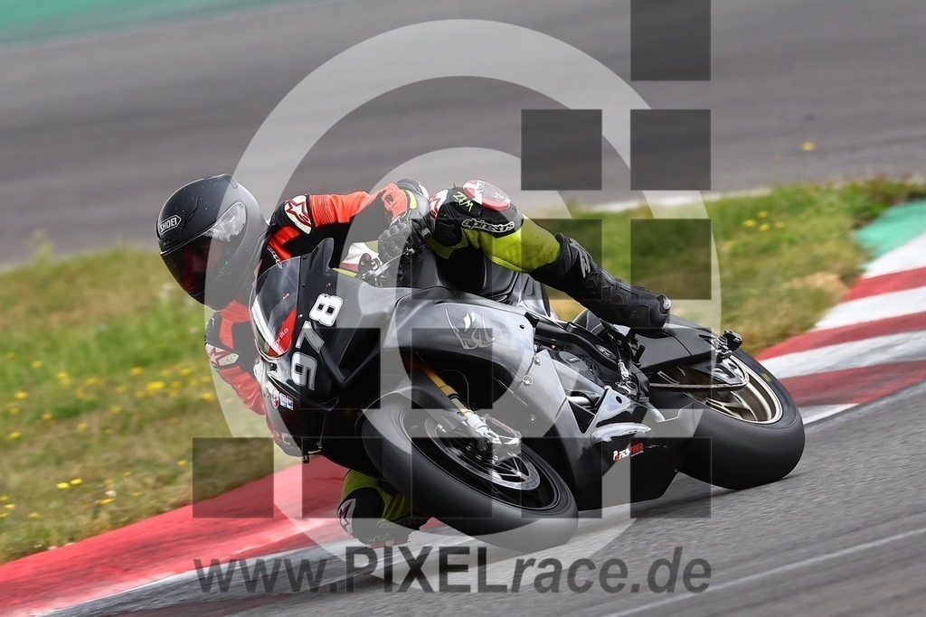 0978-20240912_03640 | Schöne Erinnerungen an spannende Momente - das festzuhalten ist unser Job. PIXELrace.de ist seit 2003 auf den Rennstrecken Europas unterwegs um die Action draußen beim Fahren und die wunderbare Stimmung imm Fahrerlager für euch einzufangen.