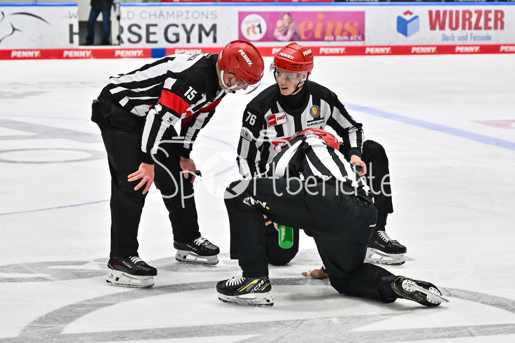 Augsburger Panther - Nürnberg Ice Tigers | AUGSBURG, GERMANY - 23. DECEMBER: in dieser Szene reparieren die Schiedsrichter das Eis während dem Match zwischen den Augsburger Panthern und den Nürnberg Ice Tigers am 31. Spieltag der Penny DEL im Curt Frenzel Stadion / Hauptschiedsrichter Christopher SCHADEWALT, Linienrichter Kenneth ENGLISCH