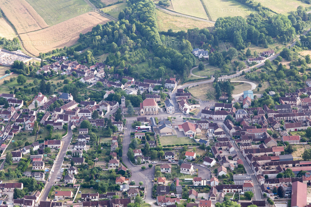 Aerial view: View of the town in Bussy-en-Othe in the state Yonne, France. – Photo: IMG_101307.jpg taken on 06/25/2017 by Werner Riehm/FLY-FOTO.com – Resolution of the original: 5472 x 3648 px