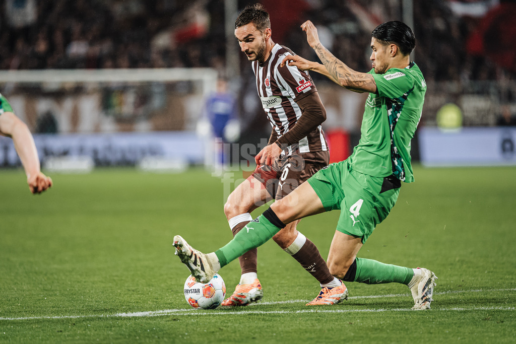 Fußball | Männer | Saison 2025/2026  | Fußball-Bundesliga | 09. Spieltag | FC St. Pauli vs. Borussia Mönchengladbach | 01.11.2025 | v.l. James Sands (#6, FC St. Pauli) gegen Kevin Diks (#4, Borussia Mönchengladbach)