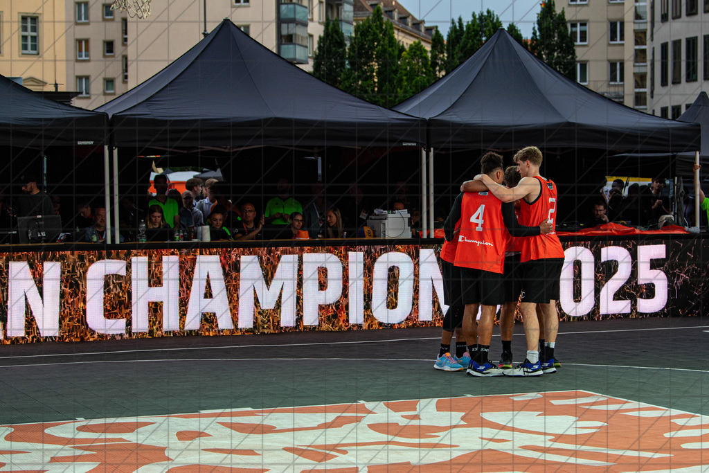 DIE FINALS 2025 | Dt. Meisterschaft 3x3   | Finale: Skyliners (orange) vs. Hannover (black) //  02.08.25: DIE FINALS 2025 | Dt. Meisterschaft 3x3   / Dresden / Deutschland  //   CREDIT:www.bullenfotos.de, Martin König, Hörner Weg 40, D-49078 Osnabrück, +4917663732967 // Nutzung und Weitergabe nur zu den vereinbarten Zwecken. Presseanfragen an Ersteller. Alle Rechte beim Ersteller. Honorierung nach MFM. - Realisiert mit Pictrs.com