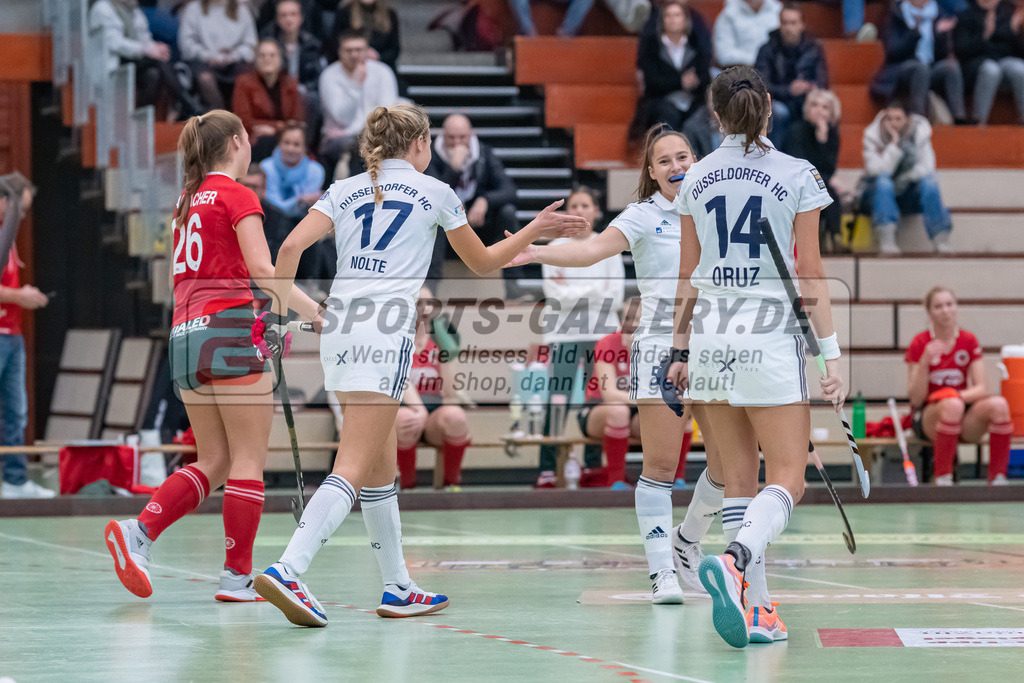 HK_20221126_101722 | 1. Bundesliga ( Halle ) Damen Crefelder HTC - Düsseldorfer HC am 27.11.2022 Crefelder HTC, Krefeld , Pia Lhotak ( Düsseldorfer HC #5 ) , Lisa Nolte ( Düsseldorfer HC #17 ) , Selin Oruz ( Düsseldorfer HC #14 )