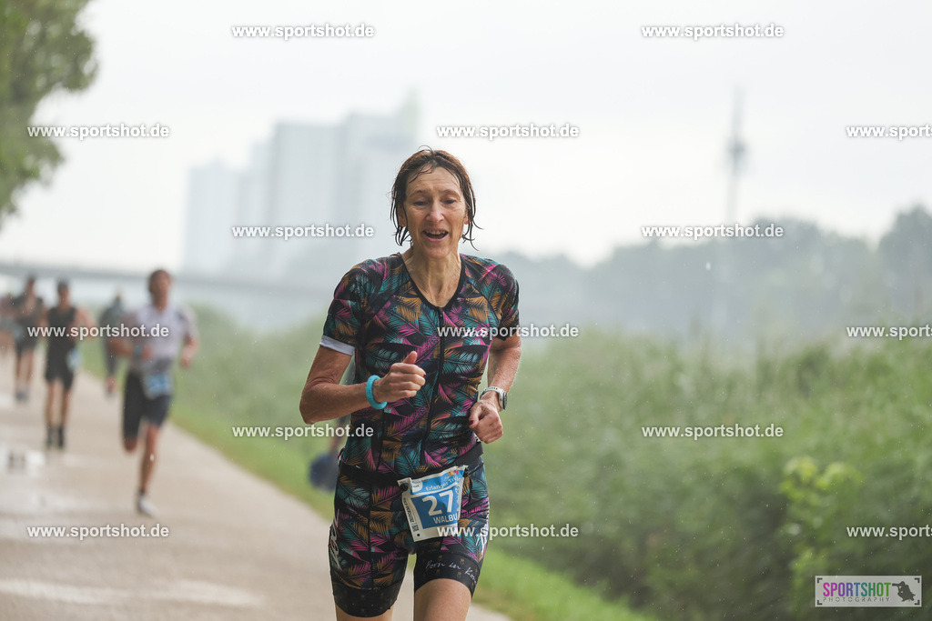LUR_1023 | 34. M-net Erlanger Triathlon 2025 #erlangertriathlon  #mnettriathlon2025 #mnettriathlon #team #olympischedistanz #mitteldistanz #triathlon #maindonaukanal  #erlangertriathlon2025 #yourpictrs #tv1848 #tv1848erlangen  #triathlonbayern #sportinerlangen #demsportverbunden #sportshot_your_pictrs Copyright: www.sportshot.de