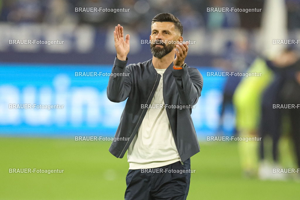 1_S04BER_20250801_3892.JPG -  - FC Schalke 04 - Hertha BSC Berlin - 2. Bundesliga | Gelsenkirchen, Deutschland, 01.08.25: Trainer Miron Muslic (FC Schalke 04) gestikuliert, Gestik nach dem Spiel der 2. Bundesliga zwischen FC Schalke 04 - Hertha BSC Berlin in der Veltins-Arena am 01. August 2025 in Gelsenkirchen, Deutschland. (Foto von Stefan Brauer/Brauer-Fotoagentur)DFB/DFL REGULATIONS PROHIBIT ANY USE OF PHOTOGRAPHS AS IMAGE SEQUENCES AND/OR QUASI-VIDEO.