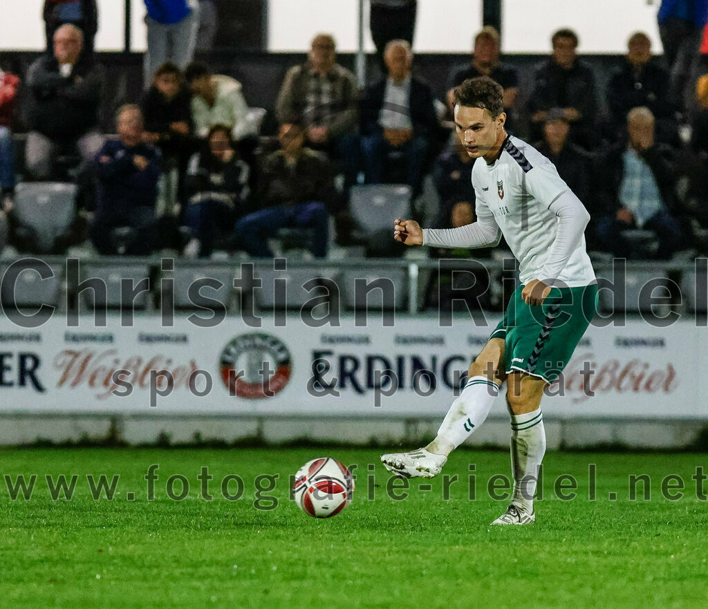 2023-10-13_055_FC_Schwaig_gegen_TSV_Ampfing | Oberding, Deutschland, 13.10.2023:
Fußball, Landesliga Südost 2023 / 2024, 16. Spieltag, FC Schwaig gegen TSV Ampfing, Endergebnis: 3:2

Vincent Sommer (FC Schwaig, #10)

Foto: Christian Riedel / fotografie-riedel.net