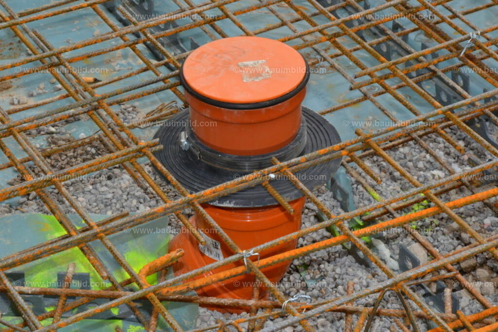 bib-lg03-abwasserkanal-0011 | Nach LV-Leistungsgruppen sortierte Detailfotos über den Bau eines Hauses. Alle Hausbau-Bilder direkt vom Urheber und Autor der Website Haus-Selber-Bauen.com