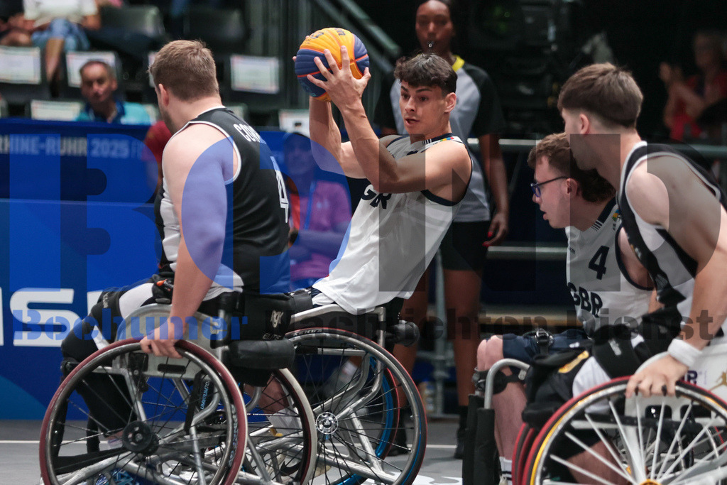 SES_TTG3X320250718-2937 | bond - Realisiert mit Pictrs.com