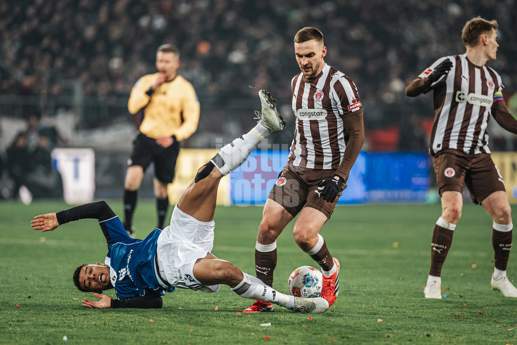 Fußball | Männer | Saison 2025/2026  | Fußball-Bundesliga | 19. Spieltag | FC St. Pauli vs. Hamburger SV | 23.01.2026 | v.l. Ransford-Yeboah Königsdörffer (#11, HSV) gegen James Sands (#6, FC St. Pauli)