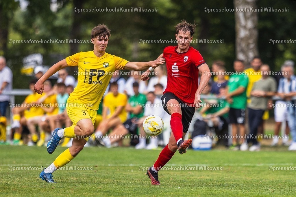 xkwi13072501041 | 13.07.2025, xkwix, Fußball, Testspiel, SV Lippstadt 08 - FSC Rheda, Rasenplatz, Sportanlage Esbeck: Iker Luis Kohl ( SV Lippstadt 08 #7 ) im Zweikampf gegen Spencer Sievers ( FSC Rheda #3 ) 