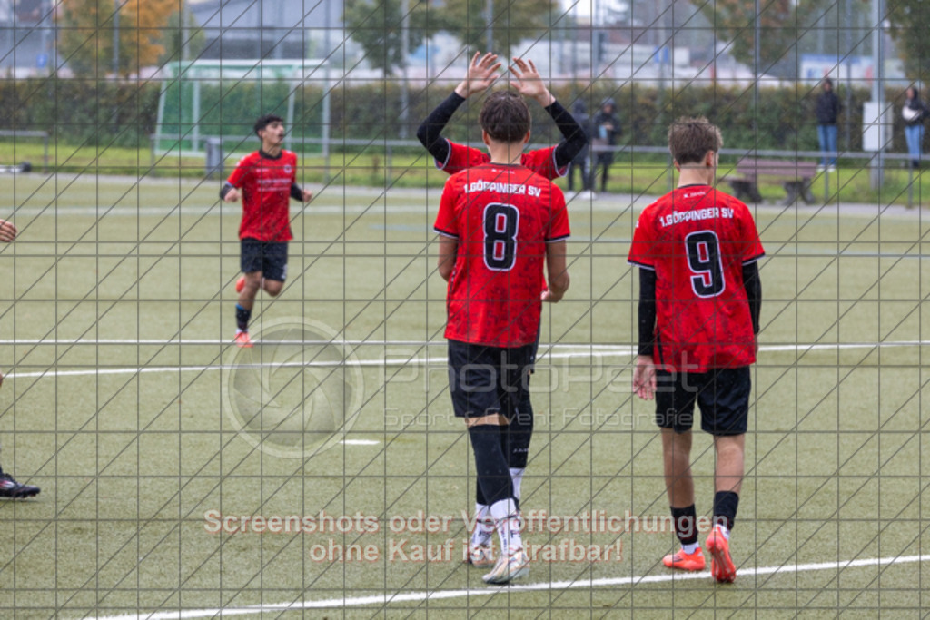 20251005_120242_0085 | #,1.Göppinger SV (rot) vs. TUS Ergenzingen (blau), Fussball, B-Junioren Leistungsstaffel Mitte, wfv, 03.Spieltag,  Saison 2025/2026, Kunstrasenplatz Süd, Hohenstaufenstr. 116, 73033 Göppingen, 05.10.2025 - 11:00 Uhr,Foto: PhotoPeet-Sportfotografie/Peter Harich