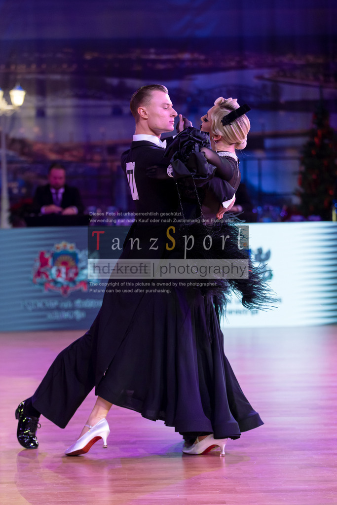 20241215_WDSF_Int_Open_Std-Riga-8776 | Tanzsportbilder, Standardtanz, Lateintanz, WDSF, DTV, LTVB, dancecomp, goc, hessen tanzt, blaues band der spree, walzer, tango, wiener walzer, slowfox, quickstepp, samba, rumba, cha-cha-cha, paso doble. jive, hd-kroft photography, turniertanzsport