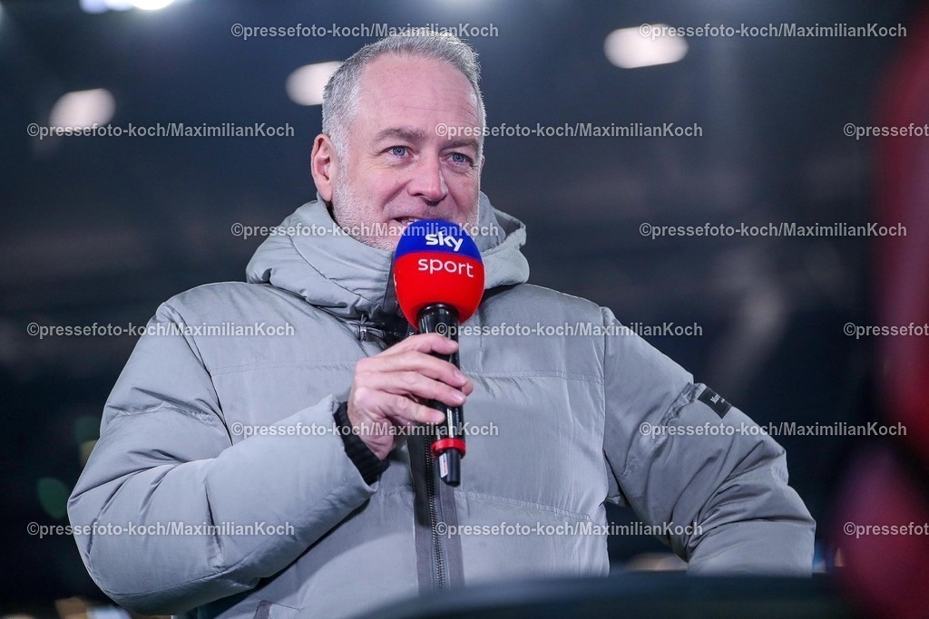 S0401022502157 | 01.02.2025, Fußball, FC Schalke 04 - 1. FC Magdeburg, 2.. Fußball Bundesliga, 20. Spieltag, Veltins-Arena Gelsenkirchen, Saison 2024 2025: Moderator Stefan Hempel (Sky) DFB regulations prohibit any use of photographs as image sequences and or quasi-video.