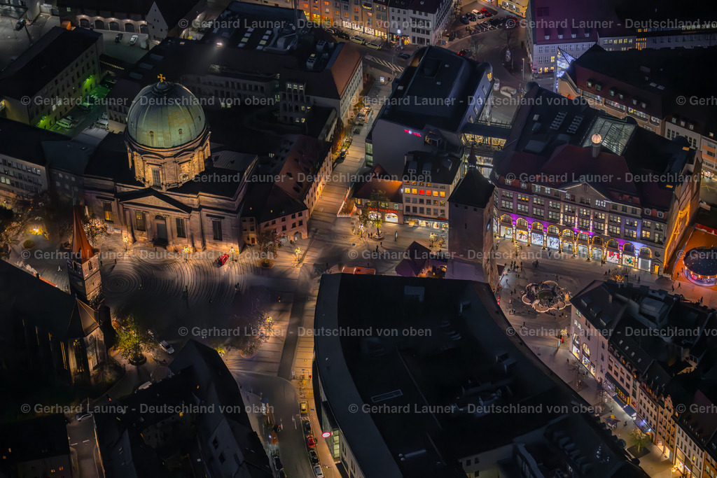 3905664 | NüRNBERG 21.08.2021 Turm- Bauwerk Weißer Turm am Ludwigsplatz Rest der ehemaligen, historischen Stadtmauer in Nürnberg im Bundesland Bayern. // Tower building Weisser Turm on Ludwigsplatz the rest of the former historic city walls in Nuremberg in the state Bavaria. Foto: Gerhard Launer, Nachtaufnahme