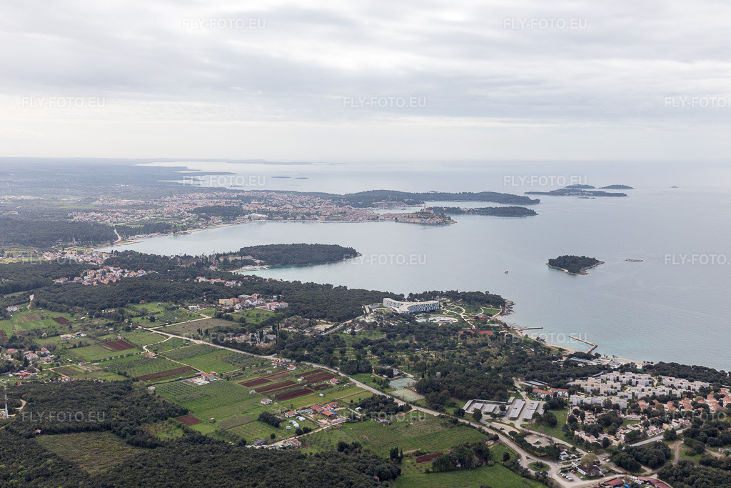 Vue aérienne: Vue de la ville à Anita dans le département Gespanschaft Istrien, Croatie – .Photo: IMG_105954.jpg prise le 13/04/2018 par Werner Riehm/FLY-FOTO.eu – Résolution de l'original: 5472 x 3648 px