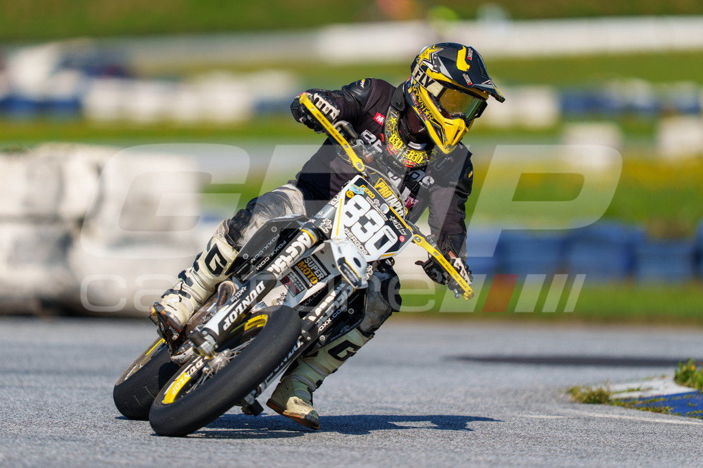 SuperMoto_Staatsmeisterschaft_Greinbach_227 | GRIPcapture steht für authentische Sportfotografie in Österreich – für Momente, die mehr sind als Geschwindigkeit oder Ergebnis. Es geht um Emotion, Spannung, Fokus und den Augenblick, der oft nur einen Wimpernschlag dauert.Ob Motorsport, Teamsport oder 
