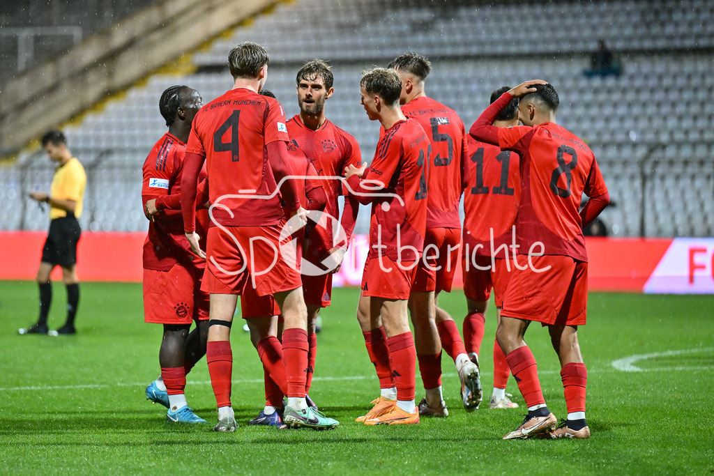 FC Bayern Amateure - TSV Buchbach | Jubel nach dem Treffer zum 2-1 durch Luca DENK (FC Bayern München II #6) / Tor / Jubel / Happy / Tor / torschuezte / Regionalliga Bayern: FC Bayern München II - TSV Buchbach, Gruenwalder Stadion am 27.09.2024