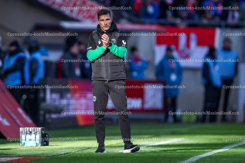 1FC30112402136 | 30.11.2024, Fußball, 1. FC Köln - Hannover 96, 2. Fußball Bundesliga, RheinEnergieSTADION, Saison 2024 2025: Trainer Stefan Leitl (Cheftrainer Hannover)DFB regulations prohibit any use of photographs as image sequences and or quasi-video.