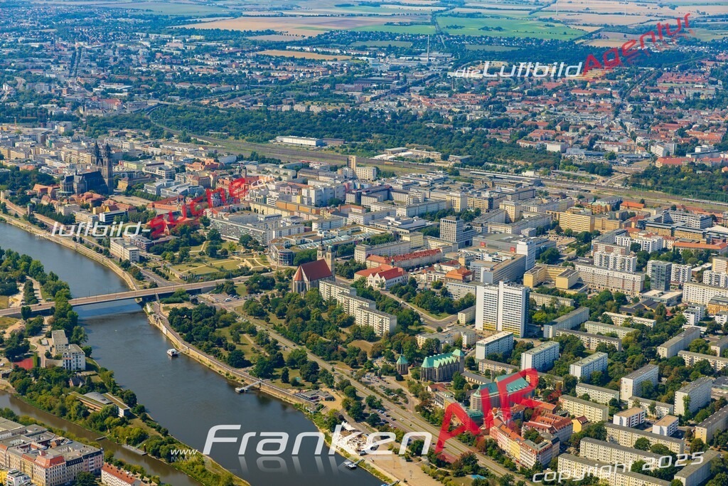 Altstadt Magdeburg Bild- Das Luftbild wurde 2025 vom UL-Flugzeug heraus erstellt ( keine Drohne bzw. Drohnenaufnahme ) - Hochauflösende Luftaufnahme -Nicht vergleichbar mit Google Maps oder Satelittenbilder- Die Geschenkidee !Mit Lizenz und Bildrechte bestellbar - CC